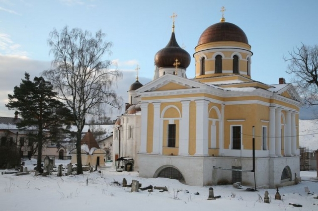 Храм в честь Троицы Живоначальной Старицкого Свято-Успенского монастыря.