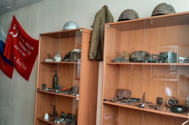 В музее хранятся предметы быта и модели военной техники.