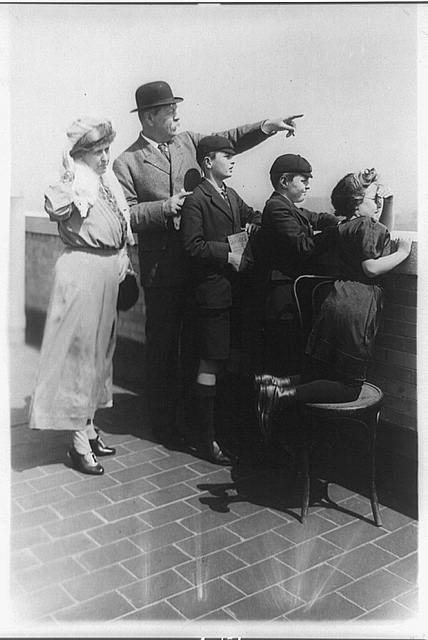 Артур Конан Дойл с семьей. 1922 год.