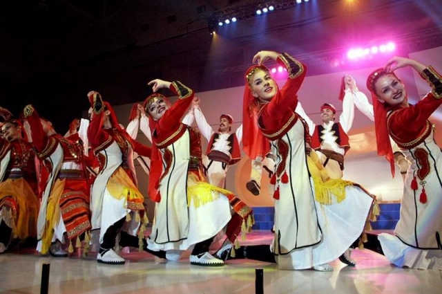   Этнический костюм и танец косовских албанцев.