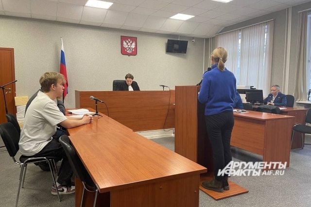 Из всех пострадавших и свидетелей, вызванных в суд по делу Калинина, в зал заседания явился только представитель Минсоца. 