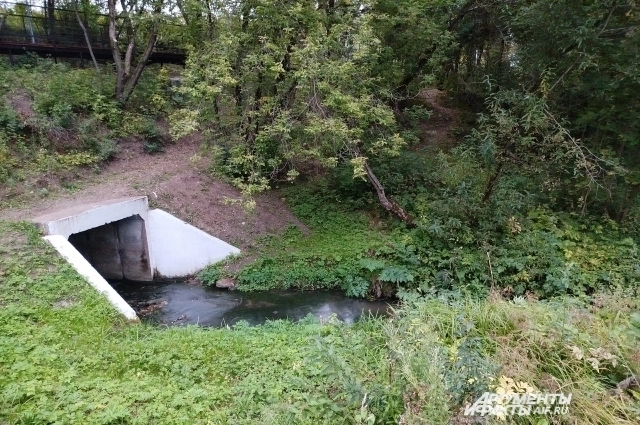 Тоннель, по которому под дамбой пробегает река.