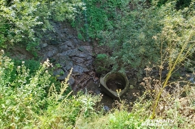Водопад и фрагмент разрушенного колодца.
