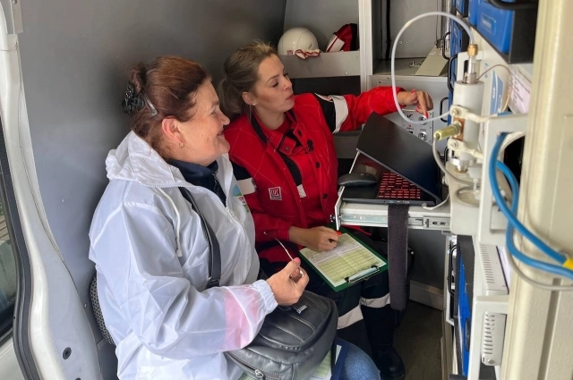 Экологи объяснили участникам акции, как работает мобильная лаборотория