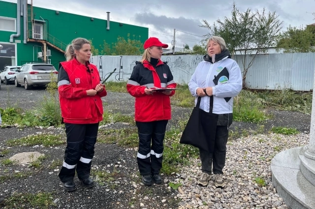 Вера Зеленина обустраивает парк своими силами.