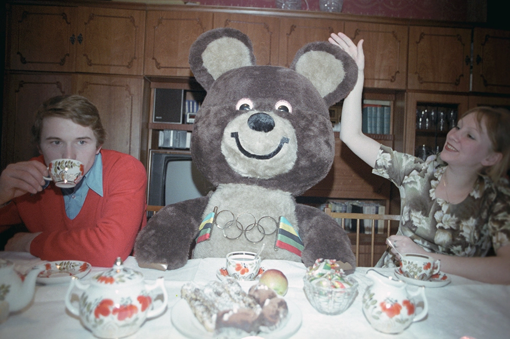 Советский гимнаст, заслуженный мастер спорта СССР, чемпион мира и Европы Александр Дитятин в домашней обстановке. 1980 г.