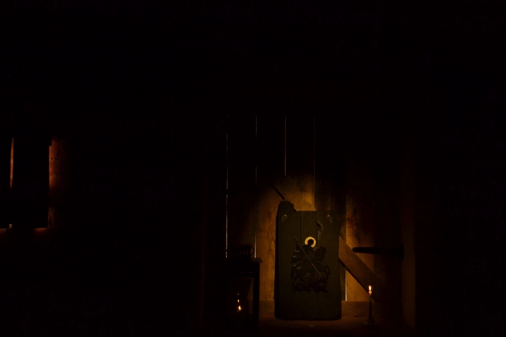 Силуэты, знакомые, в то же время, неясные, навевают на размышления.