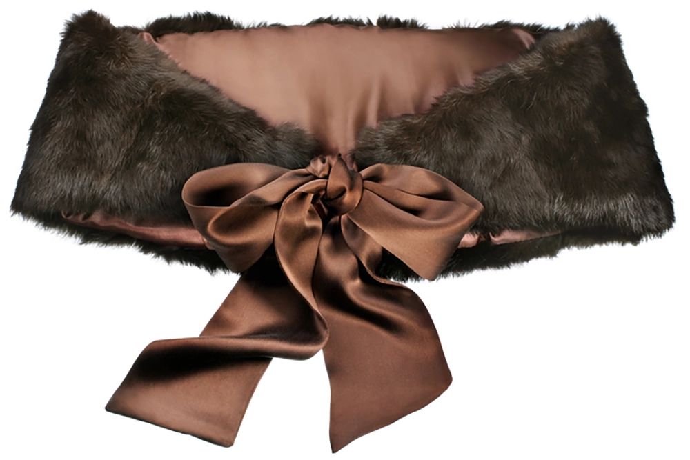  Горжетки и меховые накидки напоминают наряды из 2000-х, создавая ощущение устаревшей роскоши.