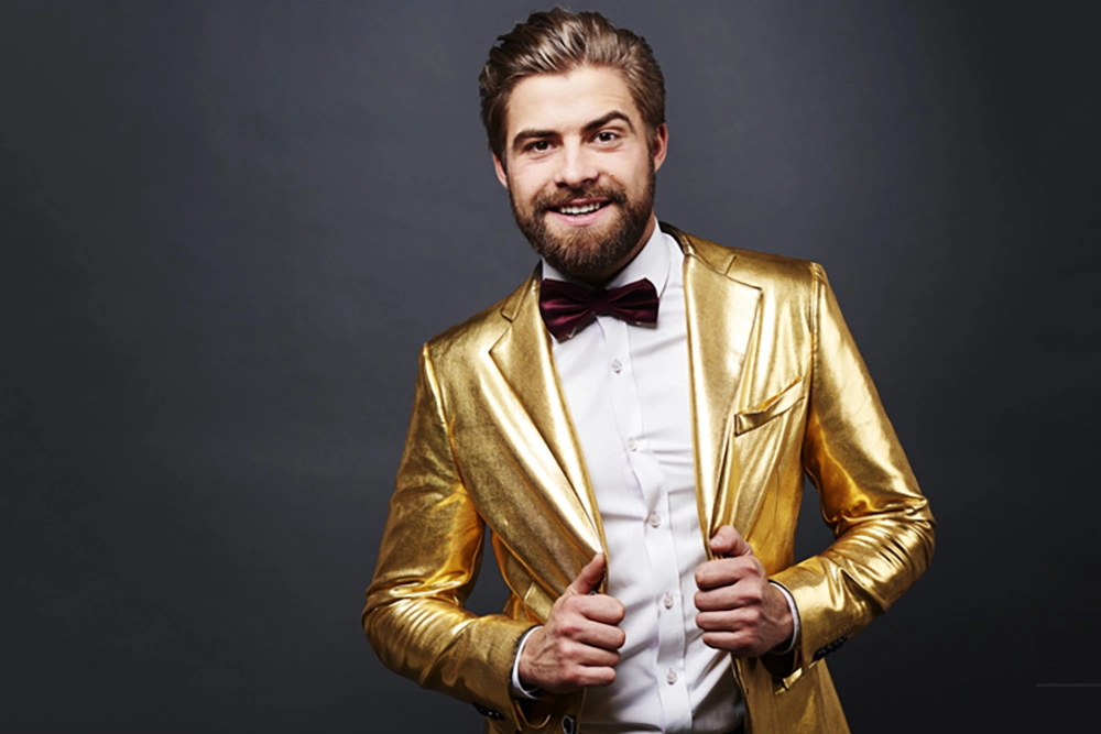 Монохромный блеск перегружает образ и делает его визуально плоским, будто собранным в спешке.