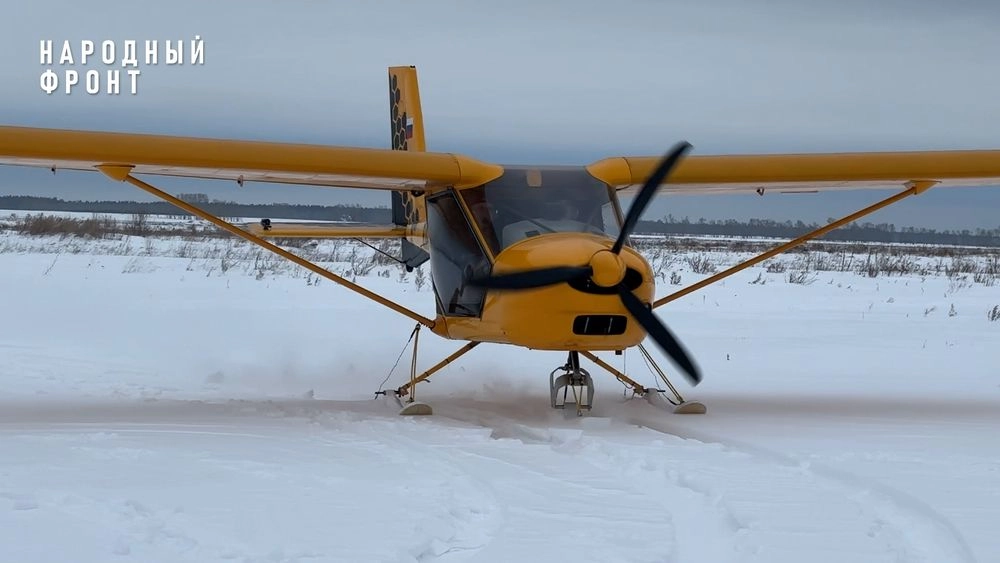 Школьник смог полетать на настоящем спортивном самолете.
