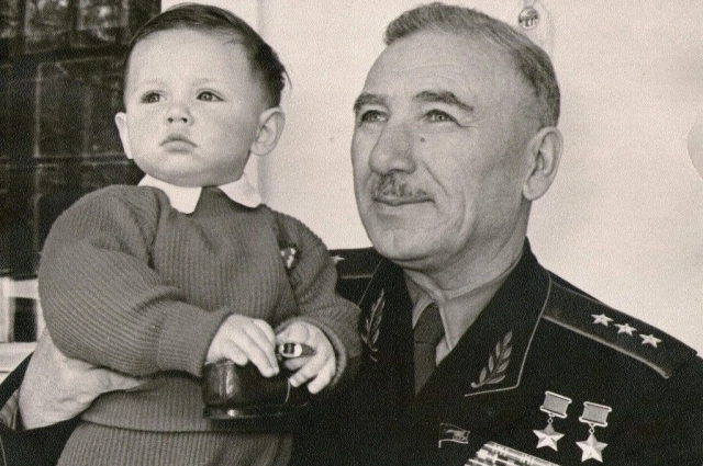 Генерал Исса Плиев с внуком Борисом.