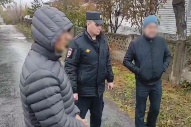 Обвиняемый на следственном эксперименте.