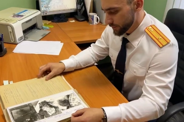 Следователь изучает материалы дела.