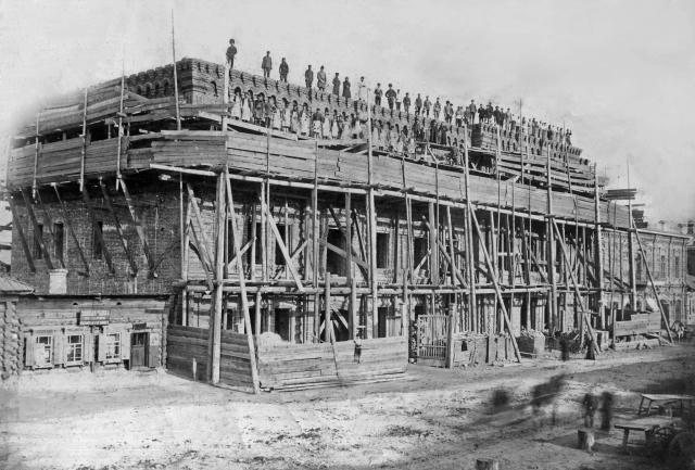 Так возводился знаменитый дом.