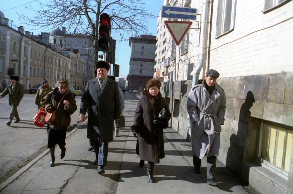 Всесоюзный референдум о&nbsp;сохранении СССР. Председатель Верховного Совета РСФСР Борис Николаевич Ельцин (слева) с&nbsp;супругой Наиной направляются на&nbsp;избирательный участок.