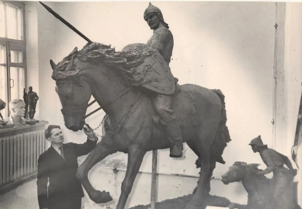 Скульптор Леонид Смерчинский. Позировал для фигуры богатыря многократный чемпион мира Иван Мальцев. 