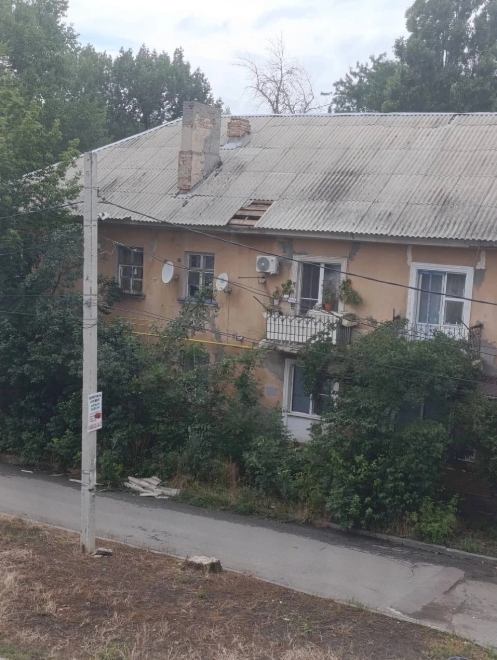 Появилось множество сообщений жителей, что в их домах сорвало крышу.