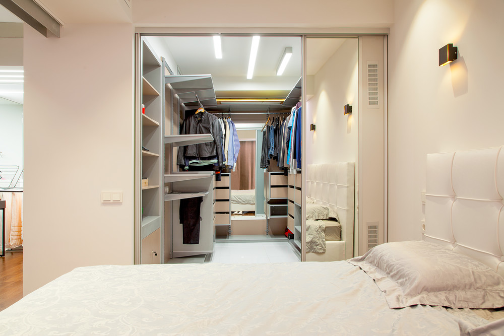 Пример гардеробной комнаты в спальне с зеркалами.