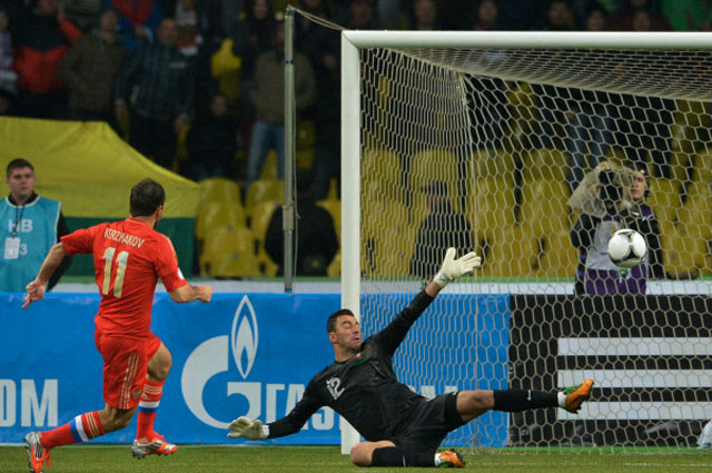 Александр Кержаков забивает победный гол в ворота сборной Португалии