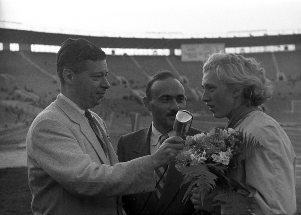 Журналисты берут интервью у олимпийской чемпионки (Хельсинки, 1952 г.) в толкании ядра Галины Зыбиной.
