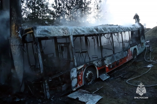 Автобус выгорел целиком.