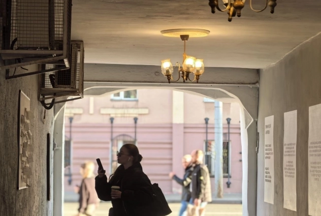 Многие стали подольше задерживаться у арки.