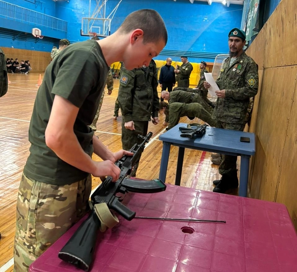 Одним из самых сложных конкурсов стала сборка макета автомата Калишникова. 