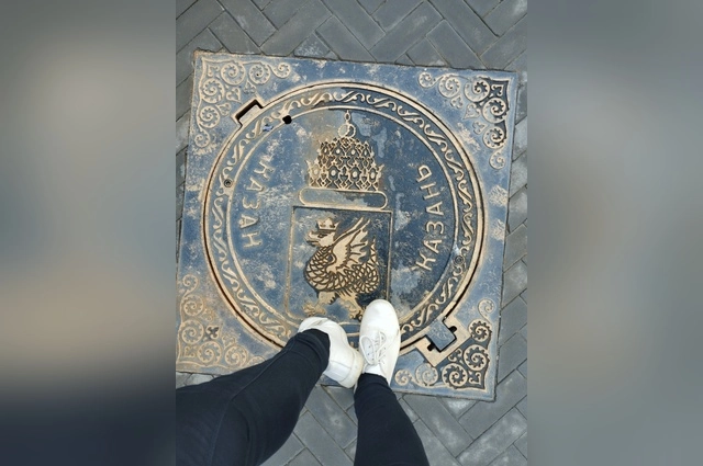 Канализационный люк в Казани на улице Баумана.