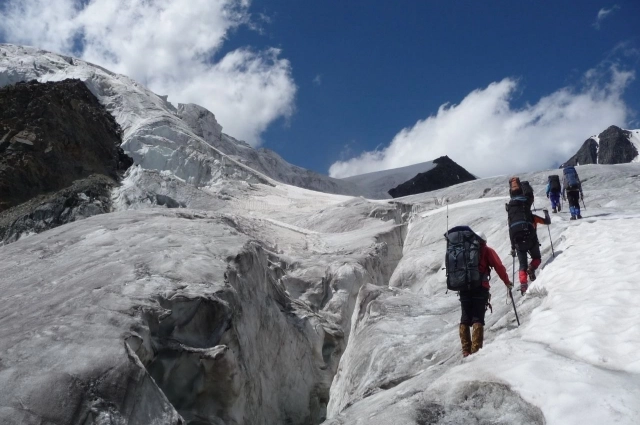Трещины и провалы - самое опасное в горном путешествии