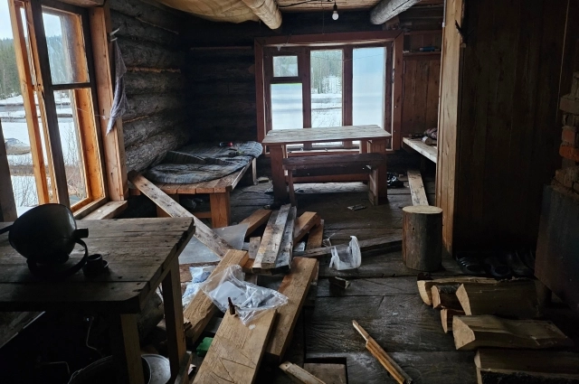 Пострадавший от лап медведя домик. 