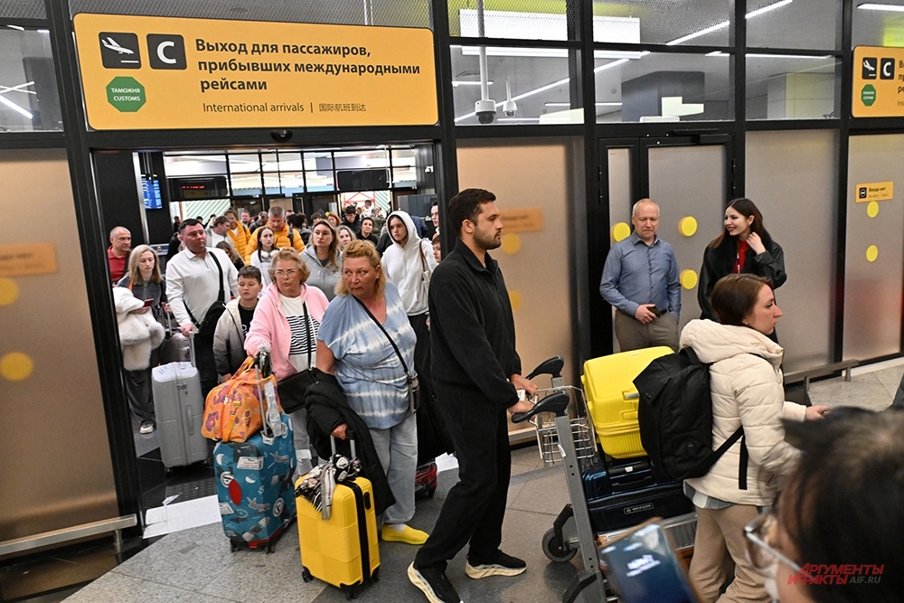 Туристы, прилетающие из стран Ближнего Востока, аэропорт Шереметьево.