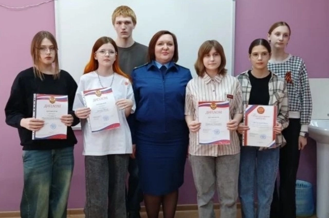 Ольга Гулла среди учащихся школы искусств во время конкурса.