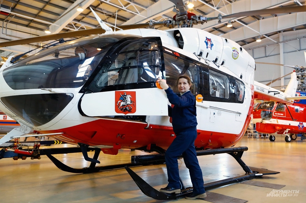 Свой BK117C-2 женщина-пилот ласково называет «БэКашечкой».