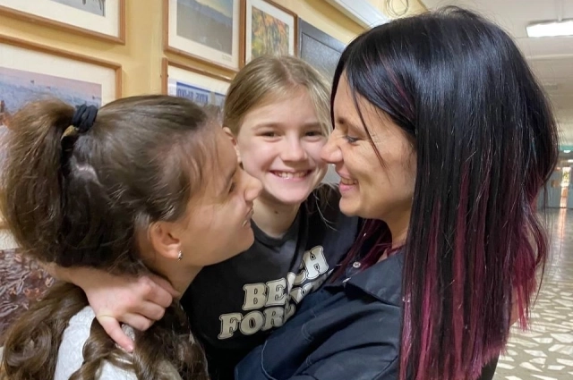 На фото счастливый день, когда Анна забрала девочек из детского дома.