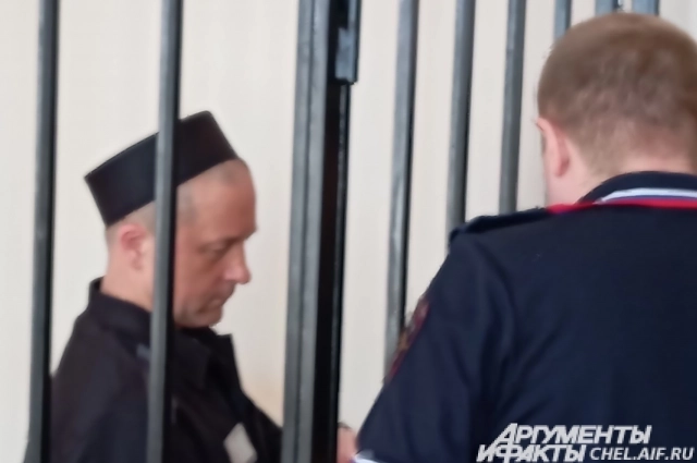 Мелюх был одет в арестанскую робу.