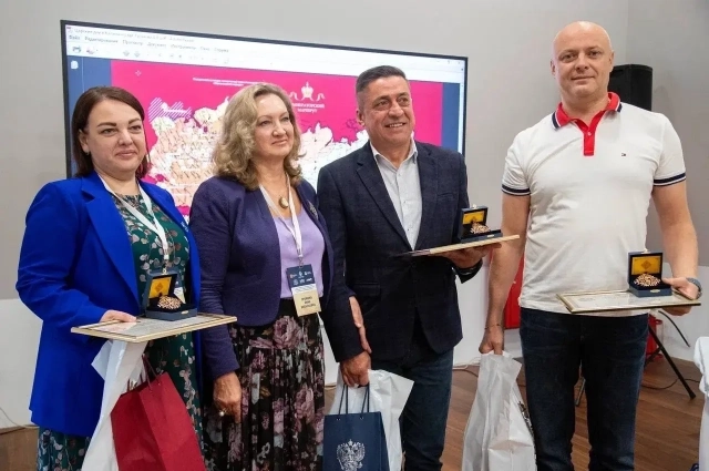 Глава Фонда ЕСПО Анна Громова вручила наградные знаки Елисаветинско-Сергиевского просветительского общества за просветительские и благотворительные труды сподвижникам в Калининградской области.