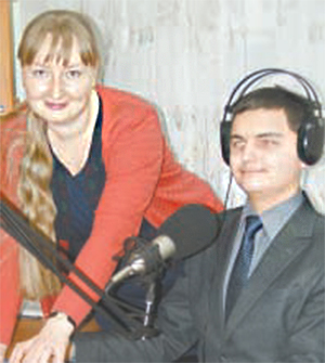 Главный редактор «Радио Грота» М. В. Быкова и юный радиожурналист Николай Кузнецов.