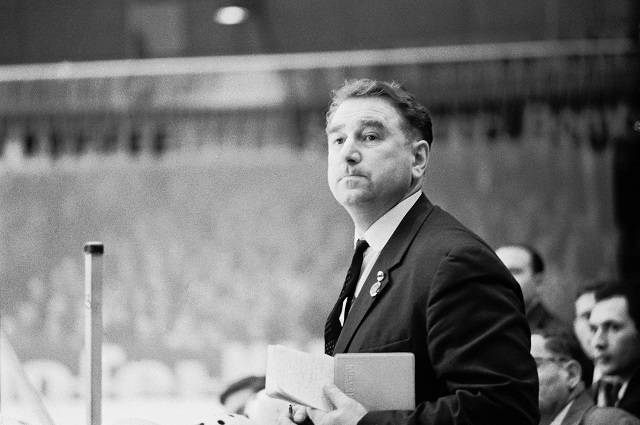 Тренер сборной команды СССР по хоккею Анатолий Тарасов наблюдает за игрой своих подопечных на XXXIV чемпионате мира и Европы. Австрия, 1967 год.