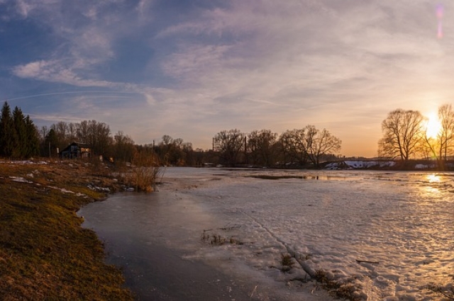 Считалось, что в это время на реках появляется лед.