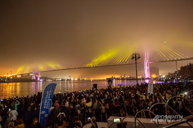 «Золотой мост» через бухту стал одним световым представлением.