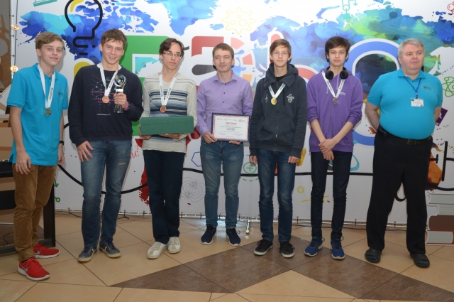 Награждение победителей от школы в IEPHO (олимпиада по экспериментальной физике). Амир - третий справа.
