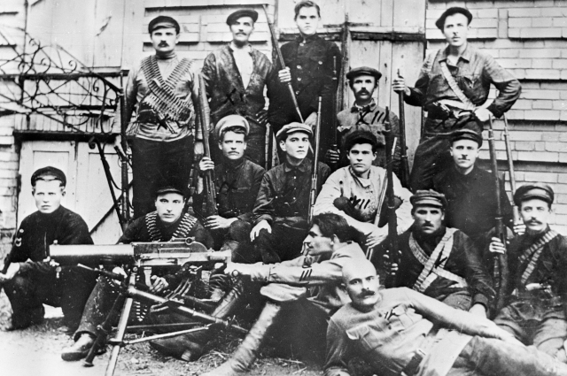Группа енакиевских красногвардейцев, принимавших участие в боях против калединцев. 1918 г.