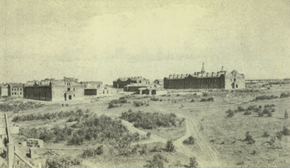 Вид сверху на батальонные казармы Военного городка Новониколаевска. Фотография была сделана в 1913 году.