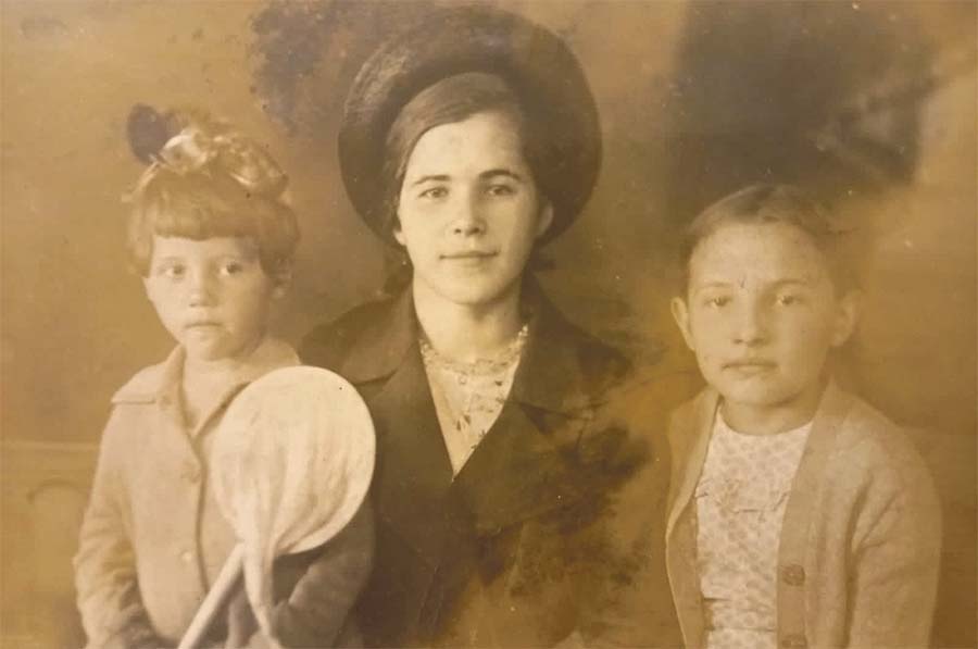 Сестра мамы Татьяна (в центре) не раз спасала семью от голода, но сама блокаду не пережила.