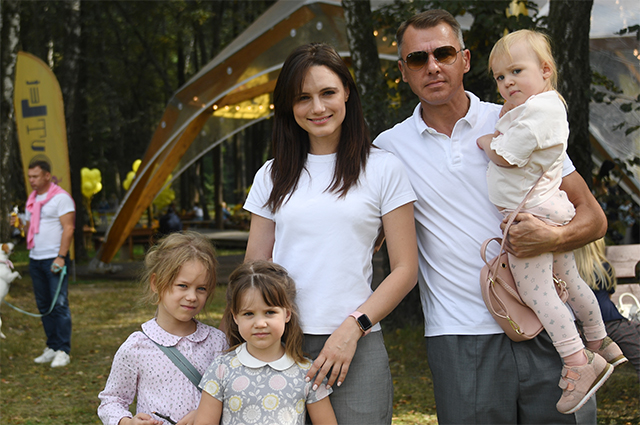 Актер Игорь Петренко с супругой Кристиной Бродской и дочерями.