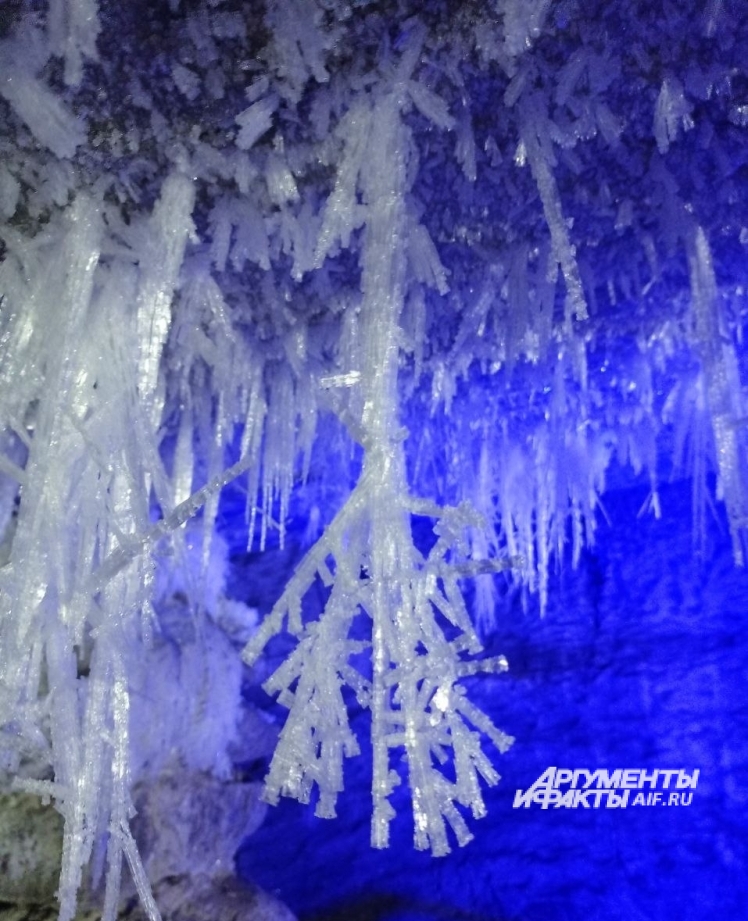 Кристаллы редких размеров появились в Кунгурской ледяной пещере. 