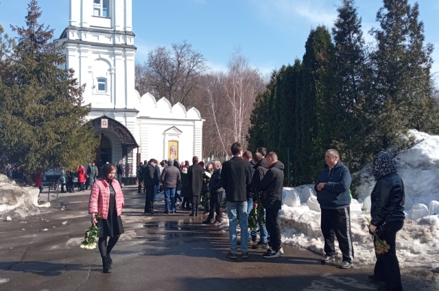 Проститься с погибшей пришли больше ста человек.