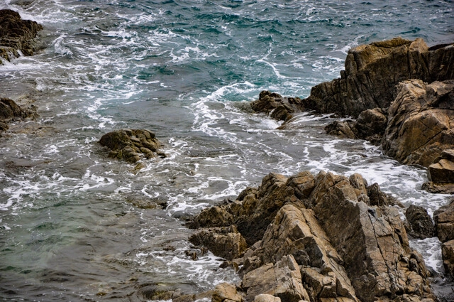 Местные жители также не рекомендуют спускаться в местах, где волны разбиваются о камни. Человека может смыть в океан.