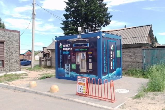 Воду по 5 руб. за литр можно купить в автоматах. Купить можно сразу 5 л (ёмкость 40 руб.), 10 л (ёмкость 80 руб.) или 19 л (ёмкость 650 руб.), а оплатить как банкнотами, так и по безналу. Работают они круглосуточно.