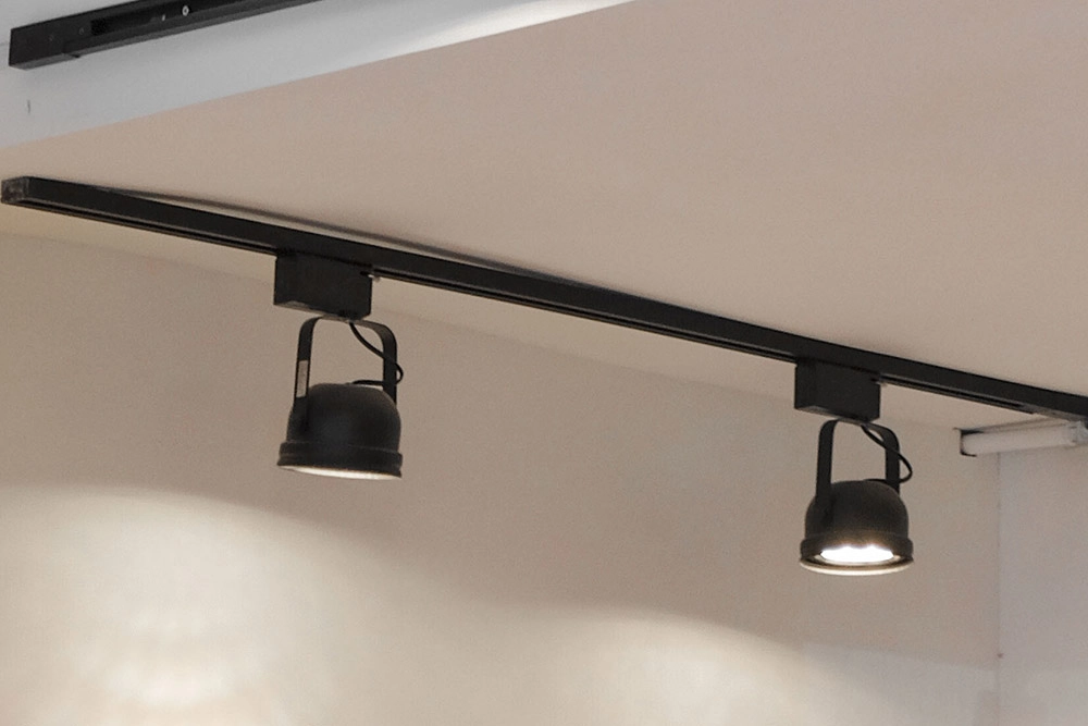 Натяжной потолок с трековыми светильниками